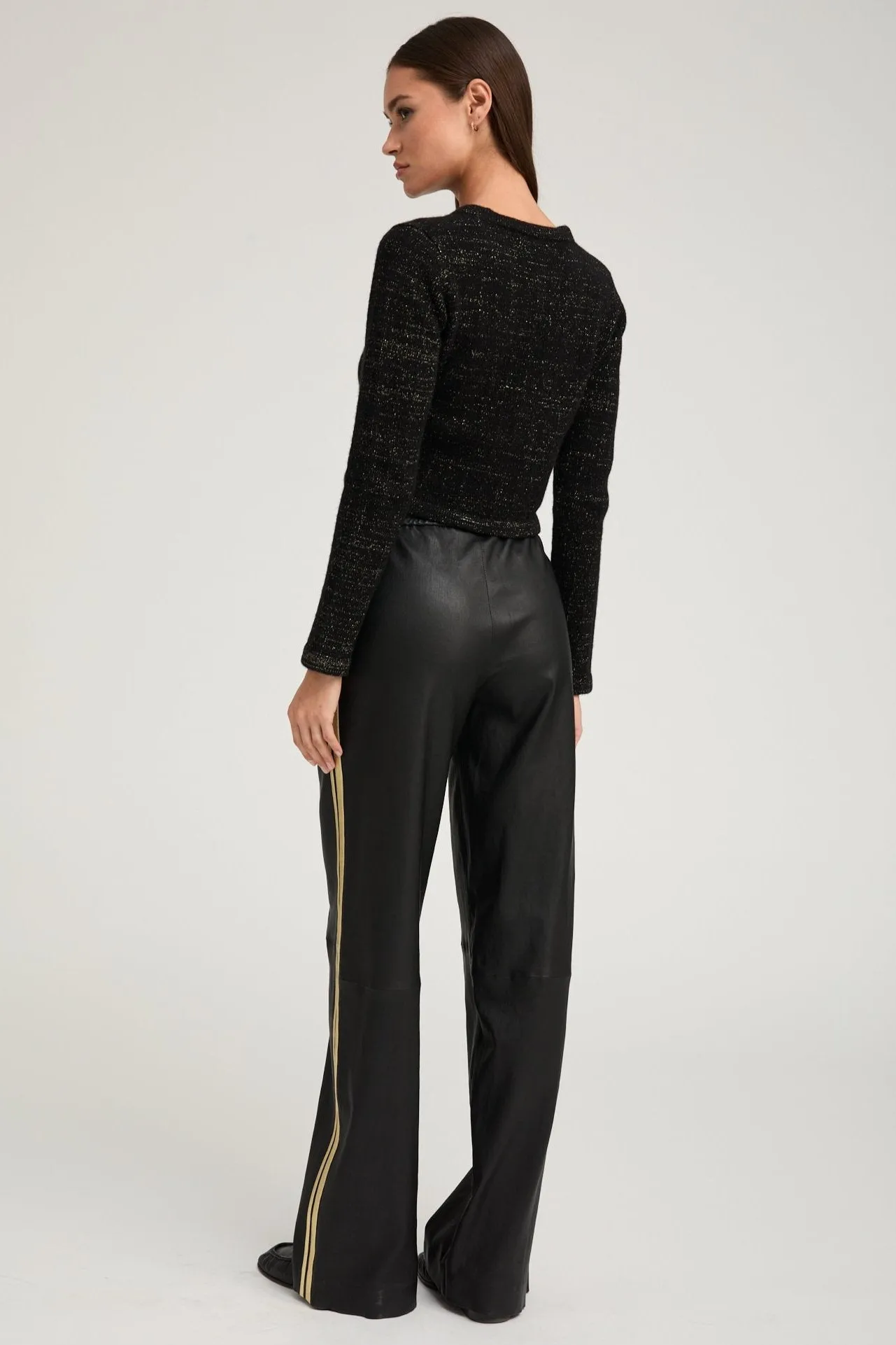 Moisture Wicking Technology PocketDetails Black & Gold Cashmere Shrunken Cardigan