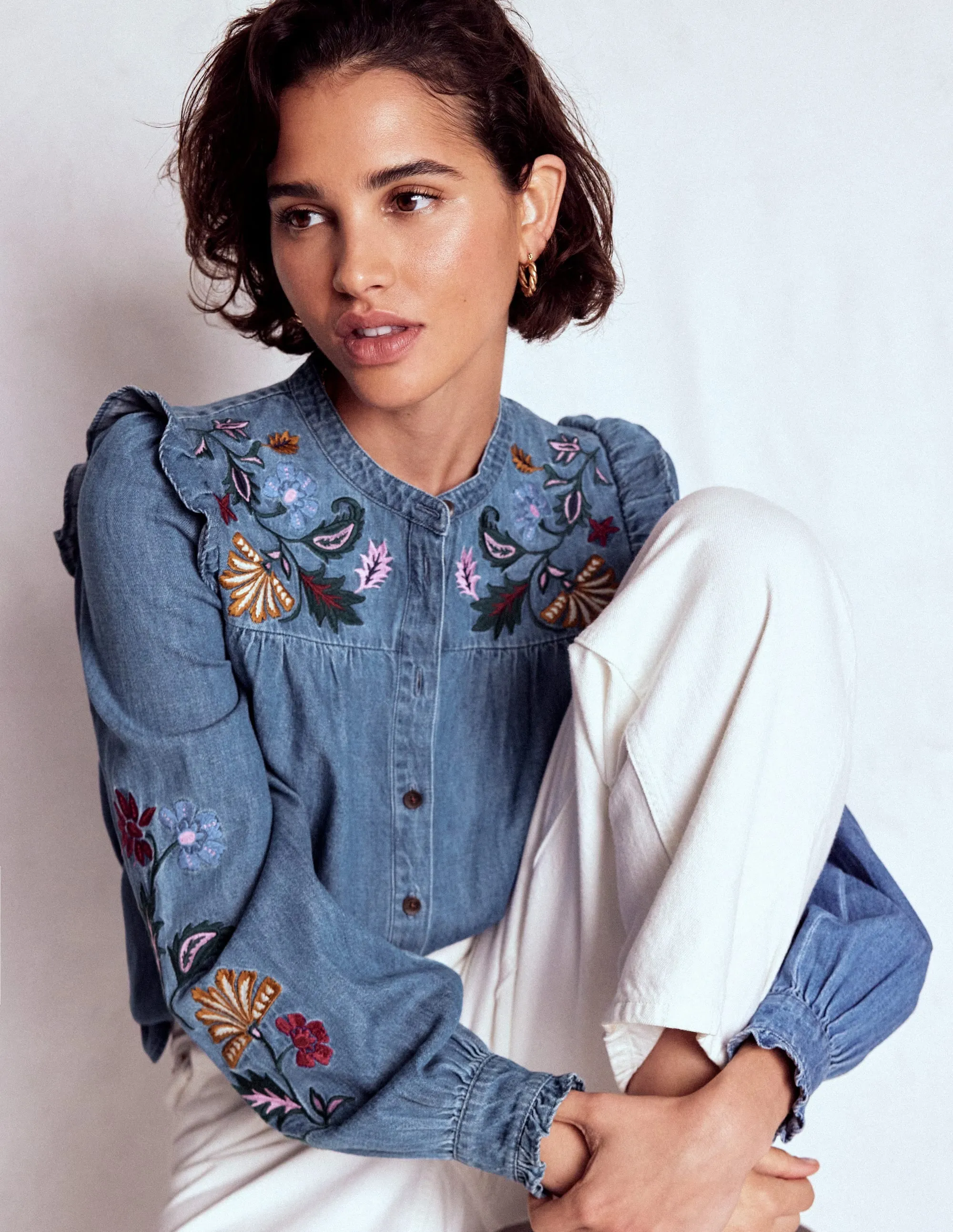 Ribbed Hem Finish NonIrritating Stitching Embroidered Denim Top-Light Vintage, Embroidered