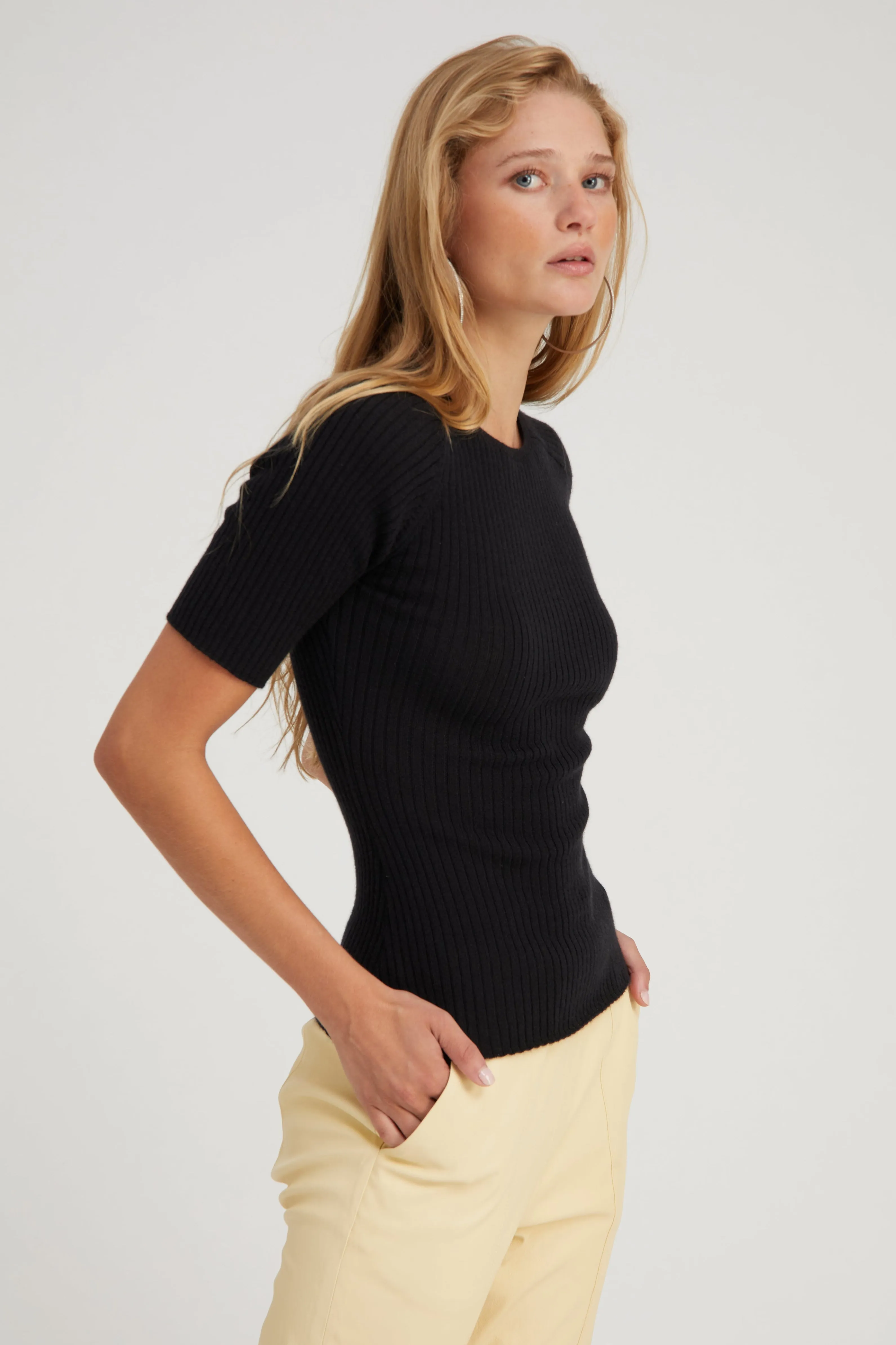 Black Cashmere Mid Sleeve Crewneck FoldableFeature summer top