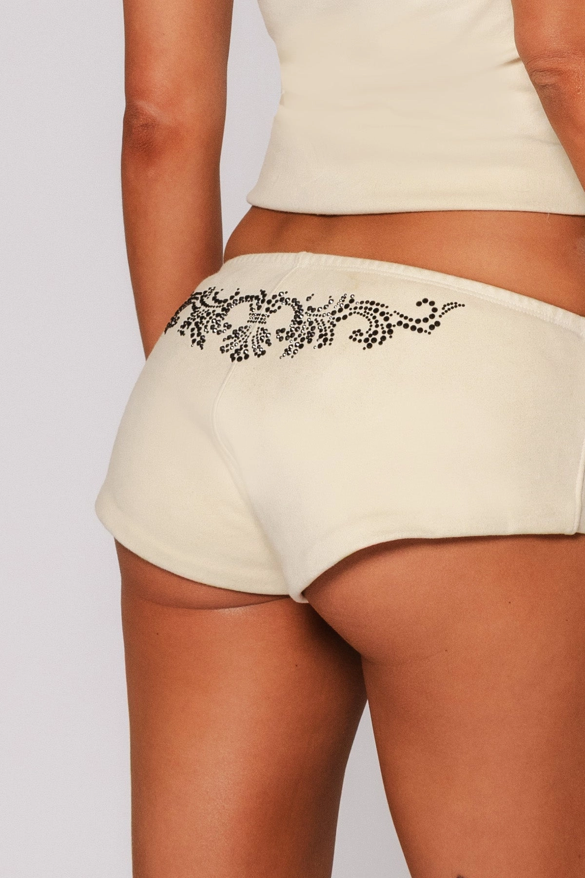 Flexibility Built-In Smart Stretch BUCKLE BUNNY SHORT / OFF-WHITE