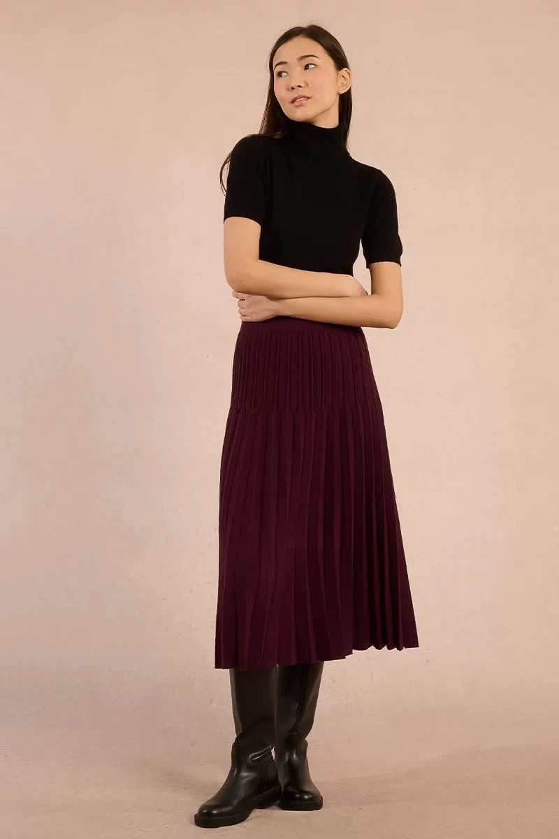 High Waisted Pleated Midi Skirt in Dark Red Seamless Finish