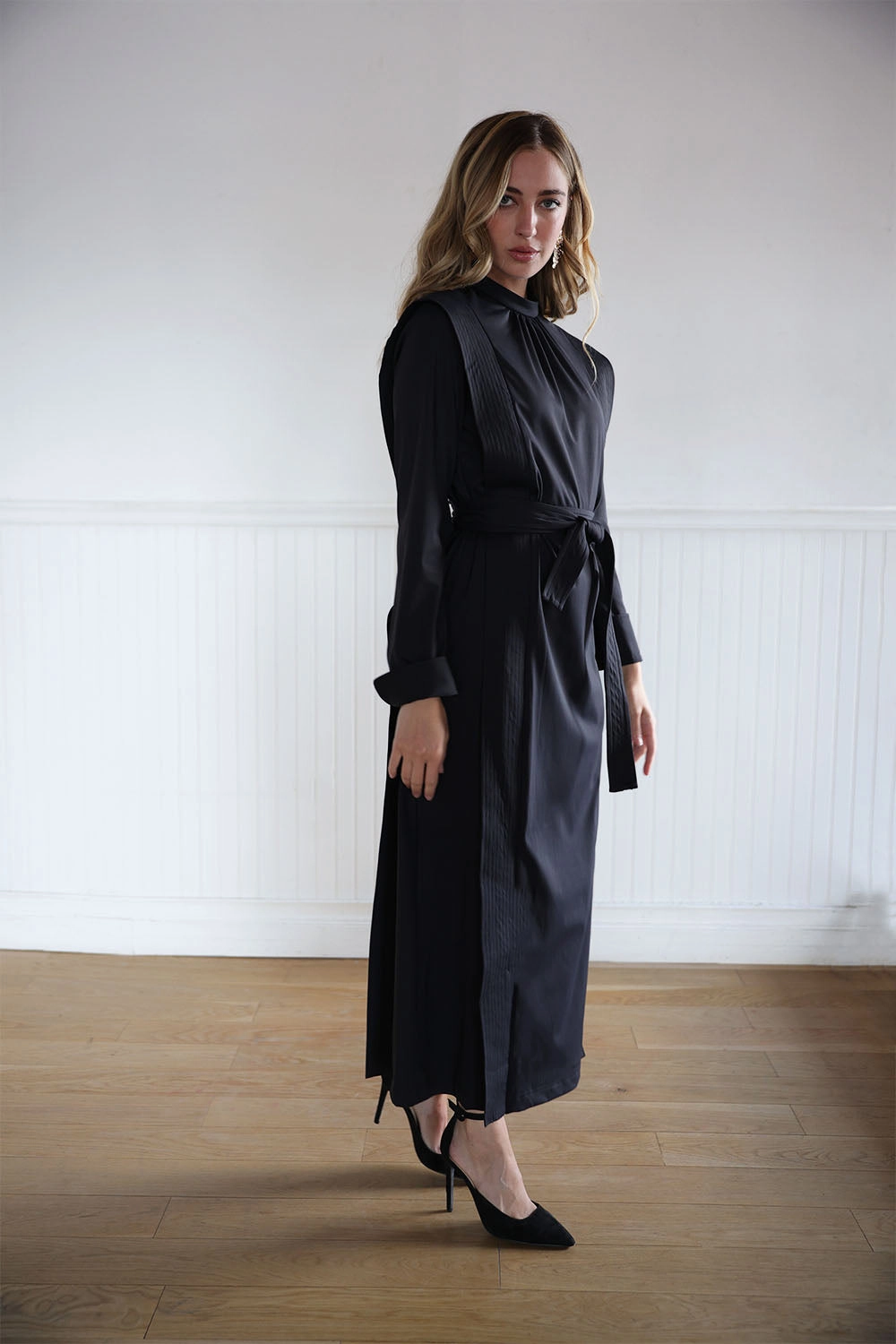 Versatile Wearable Dreamy Motion Issa Belted Midi Dress