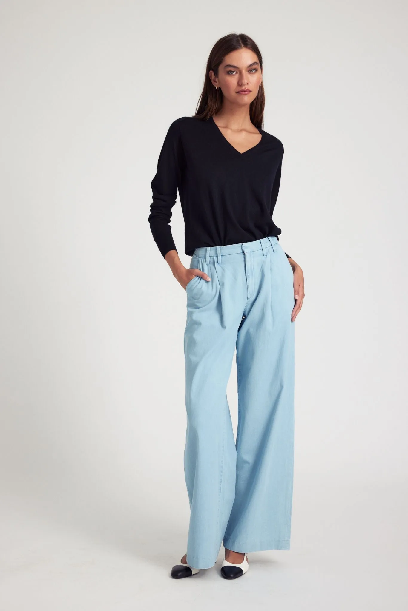 Roomy Shape Anti Snag Fabric Light Blue Chambray Pleated Trousers