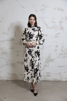 Warm Undertone Formed Look Noir Fleur Maxi