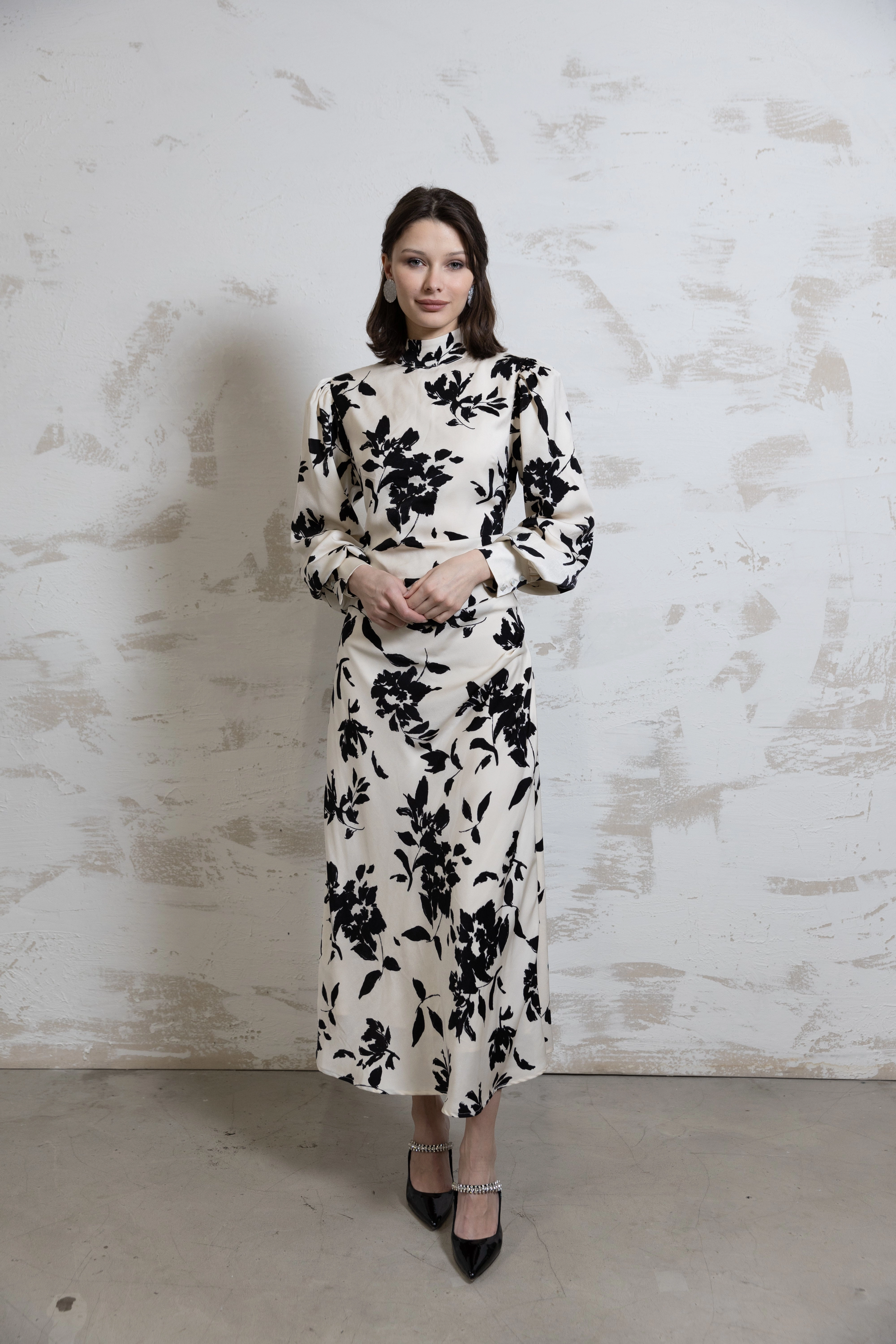 Warm Undertone Formed Look Noir Fleur Maxi