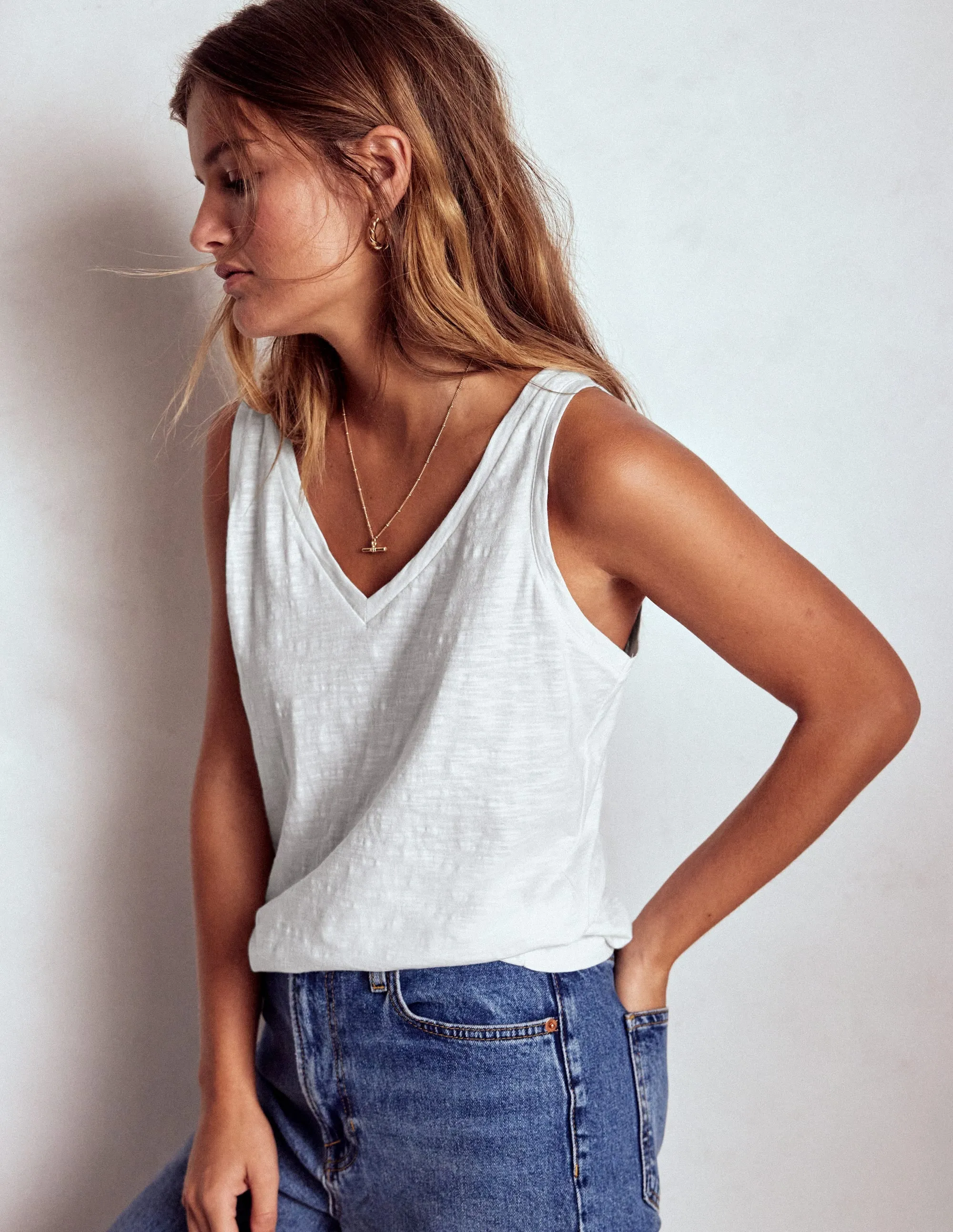 FrictionReducing EcoCertified Textile Regular V-Neck Slub Vest-White