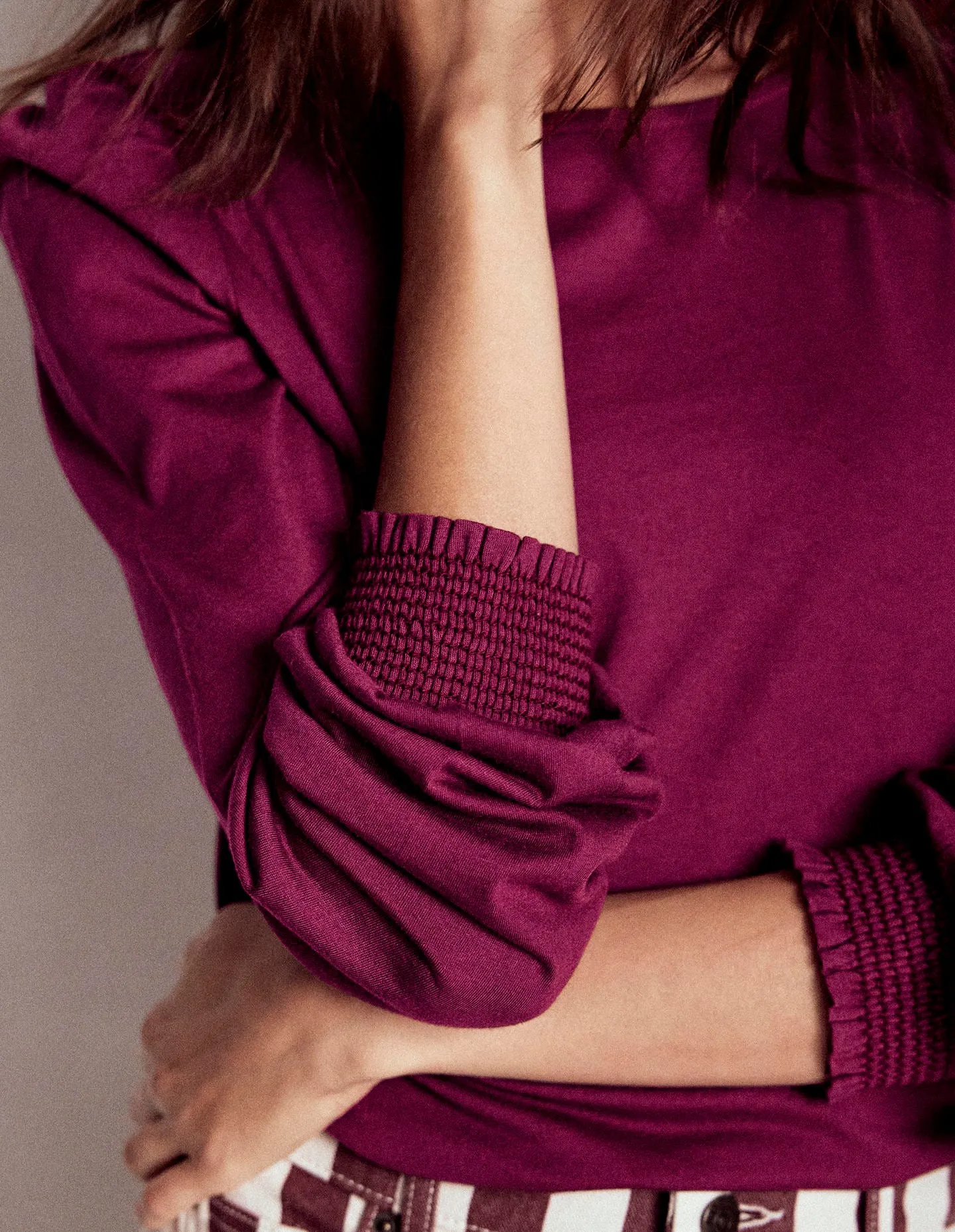 SlimFitAdaptation StaticResistant Material Smocked Cuff Supersoft Top-Deep Wisteria