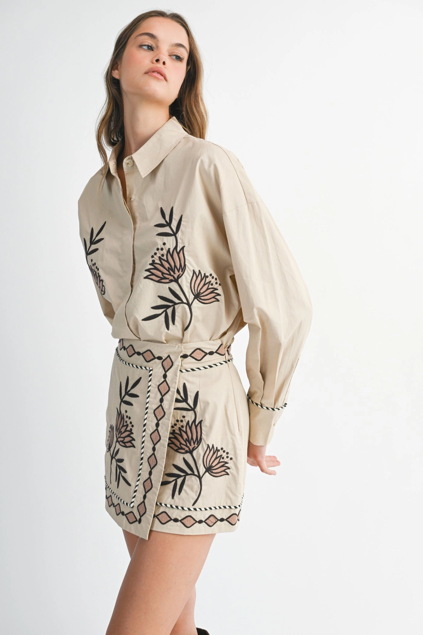 Trendy Outfit JENNY EMBROIDERED MINI SKIRT