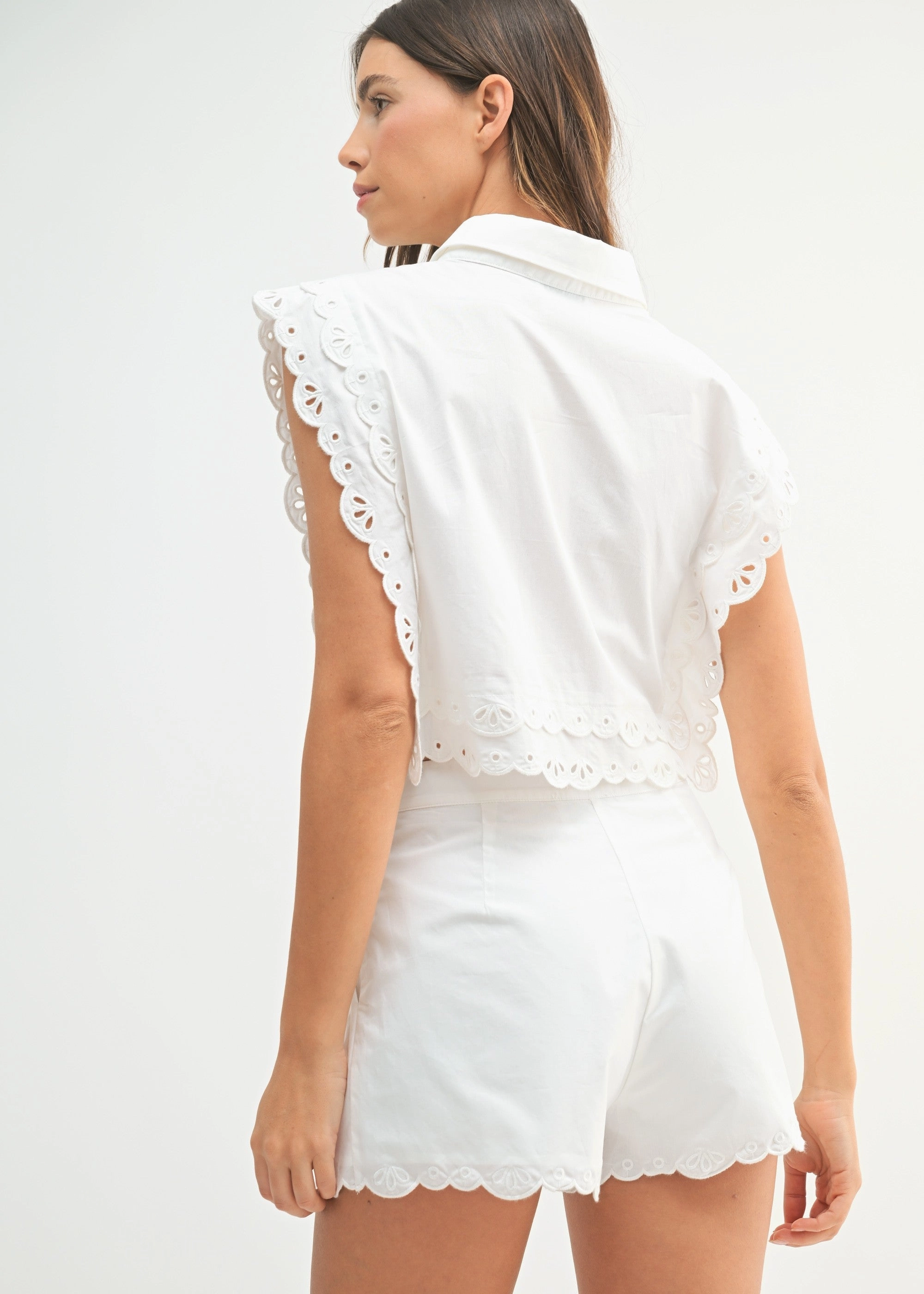 Daily Casual SELENA OFF WHITE SCALLOPED HEM SHORTS