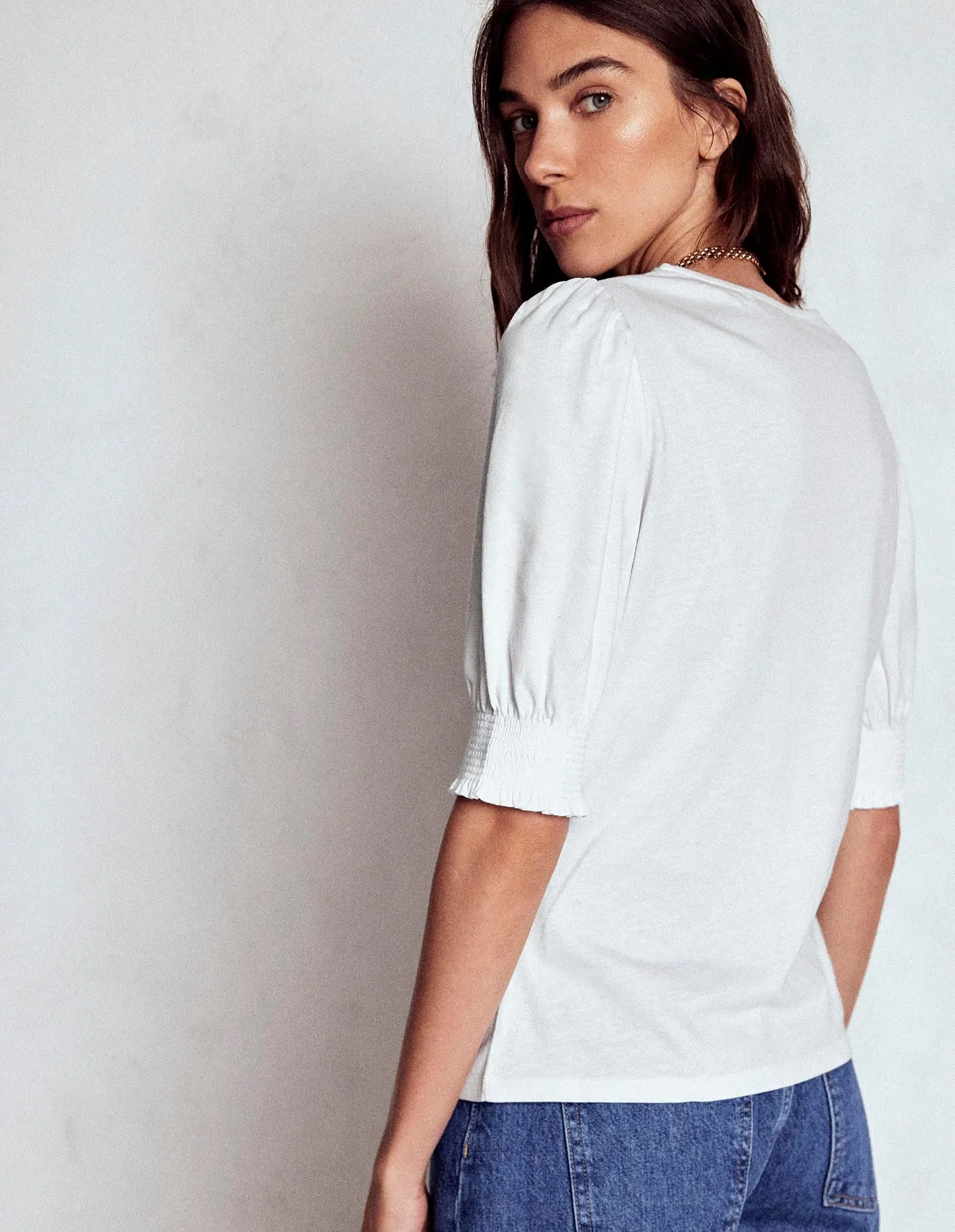 Short Sleeve Smocked Cuff Top-White Friction Resistant Shoulder