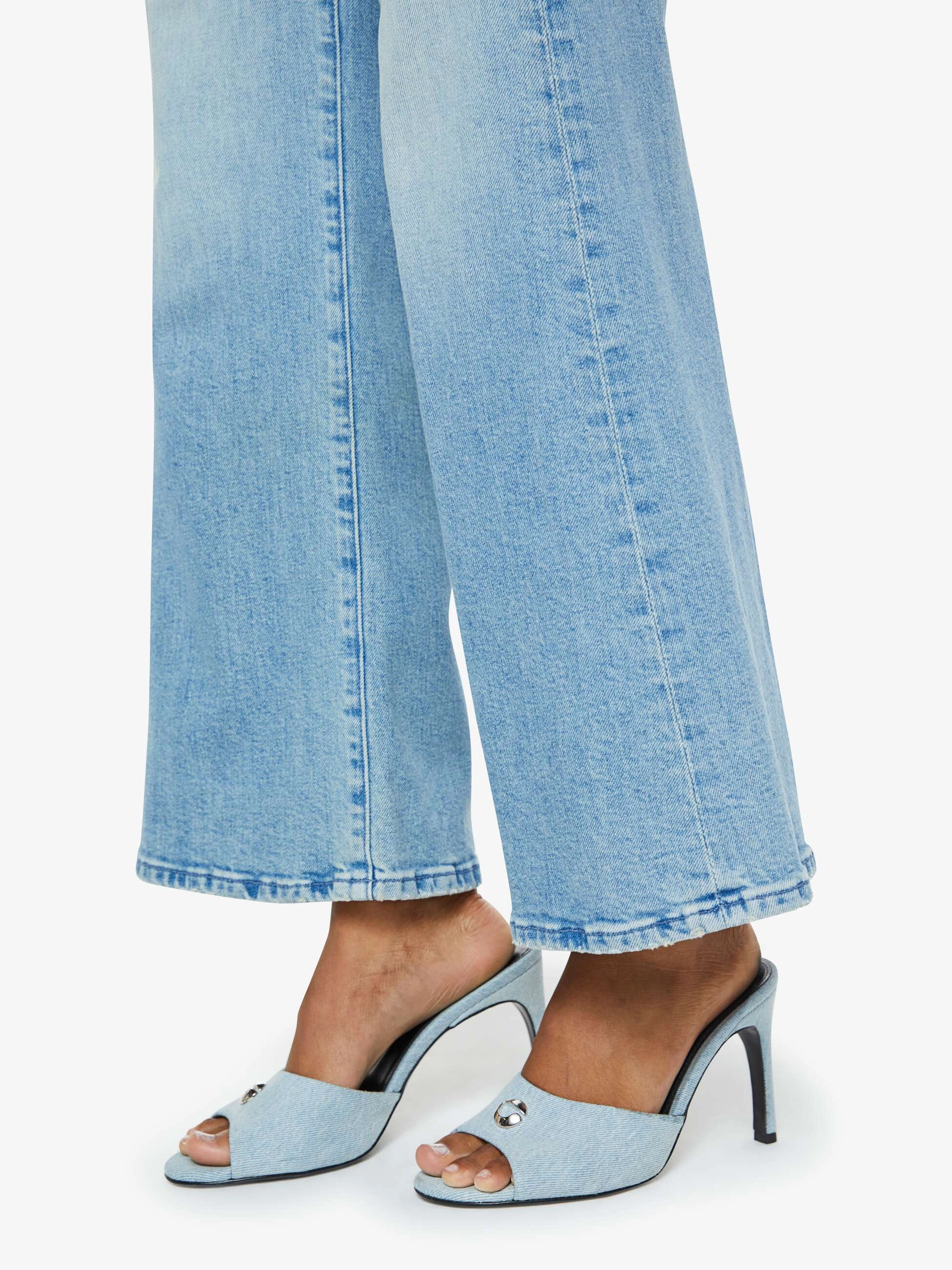 The Tomcat Roller in I Confess Everyday Layer Breathable Travel Outfit Brunch Outfit